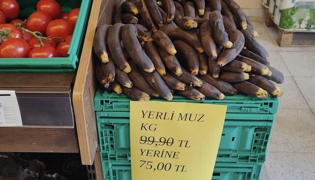 Zincir markette satılan muzların görüntüsü müşterileri hayrete düşürdü