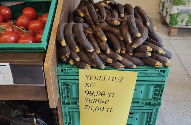 Zincir markette satılan muzların görüntüsü müşterileri hayrete düşürdü