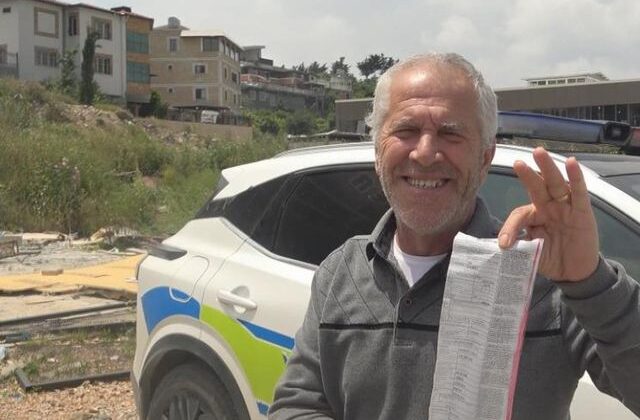 Trafik cezası yiyince mutlu oldu, polisleri tek tek tebrik etti