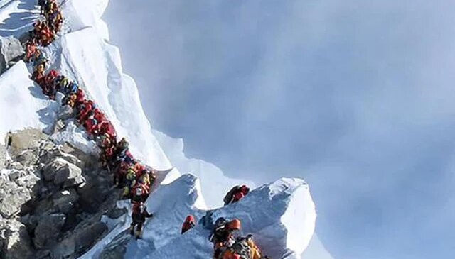 Everest’te 2 Hint dağcı hayatını kaybetti