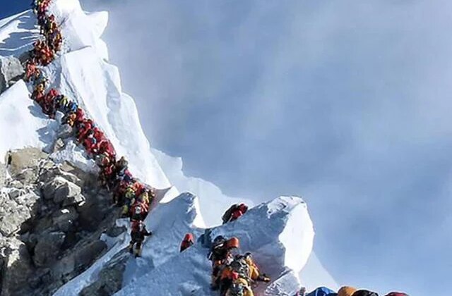 Everest’te 2 Hint dağcı hayatını kaybetti