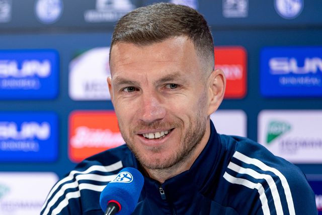 40 yasindaki edin dzeko basarilara doymuyor 12ede13b83 o