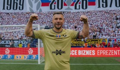 40 yaşındaki Podolski, Gornik Zabrze ile 54 yıl sonra bir ilki yaşayarak futbola veda etti