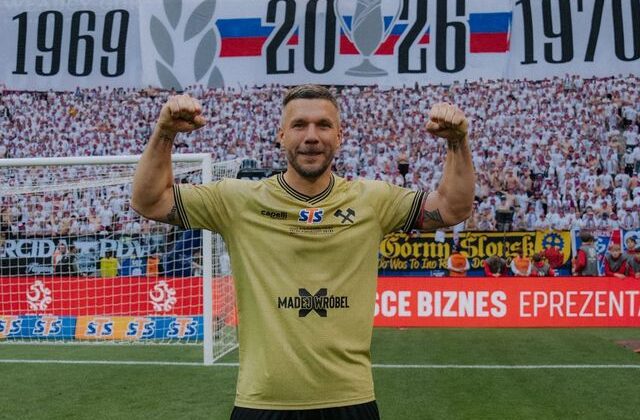 40 yaşındaki Podolski, Gornik Zabrze ile 54 yıl sonra bir ilki yaşayarak futbola veda etti