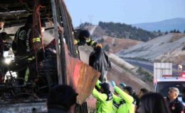 8 kişinin öldüğü kazadan ilk görüntüler! Cenazeler metal yığınına dönen otobüsten çıkartıldı