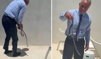 ABD Sağlık Bakanı, yılanı çıplak elleriyle yakaladı