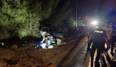 Adana’da iki otomobil çarpıştı: 2 ölü, 3 yaralı