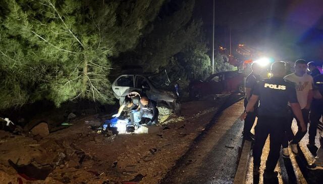 Adana’da iki otomobil çarpıştı: 2 ölü, 3 yaralı