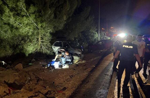 Adana’da iki otomobil çarpıştı: 2 ölü, 3 yaralı