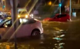 Adana’da sağanak yağış yolları göle çevirdi
