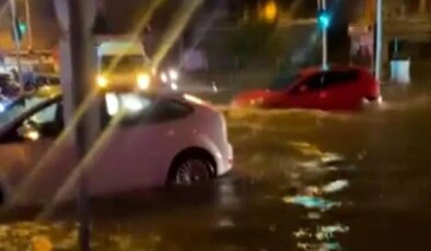 Adana’da sağanak yağış yolları göle çevirdi