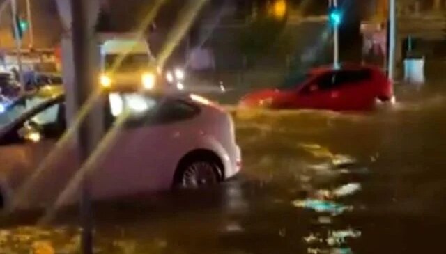Adana’da sağanak yağış yolları göle çevirdi