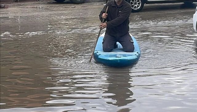 Adana’da sağanak; yollar göle döndü