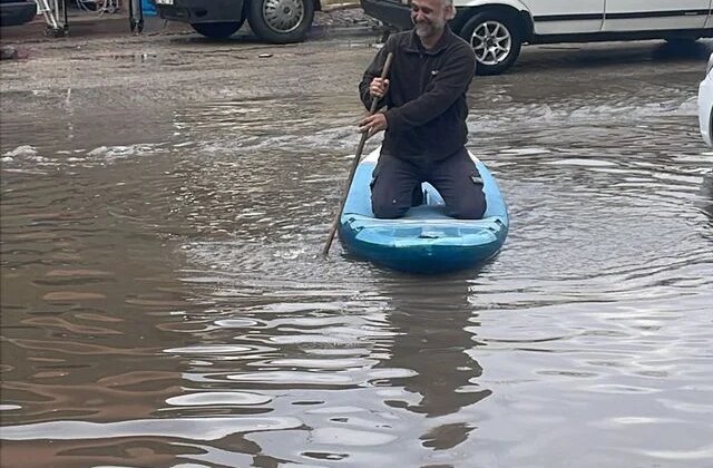 Adana’da sağanak; yollar göle döndü