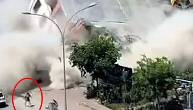 Ölümden saniyelerle kurtuldu