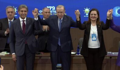 Burcu Köksal AK Parti’de! Rozetini Erdoğan taktı, ilk sözleri manidar