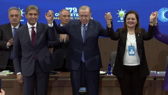 Burcu Köksal AK Parti’de! Rozetini Erdoğan taktı, ilk sözleri manidar