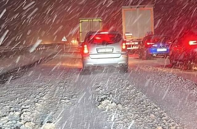 Afyonkarahisar’da kar esareti! Yolar kapandı, bakanlık uyardı