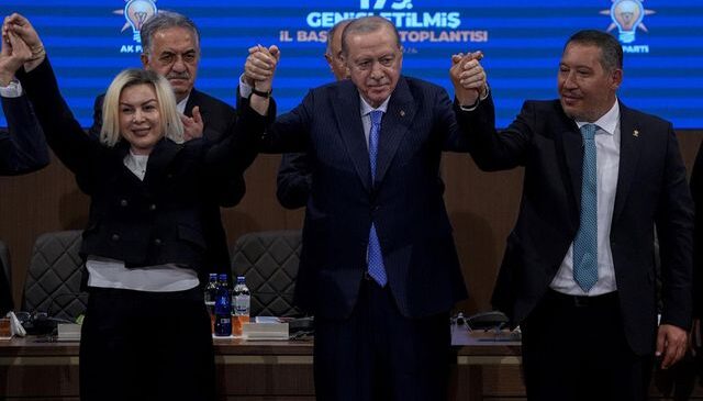 Afyonkarahisar’da Burcu Köksal ile birlikte 8 belediye meclis üyesi daha AK Parti’ye geçti