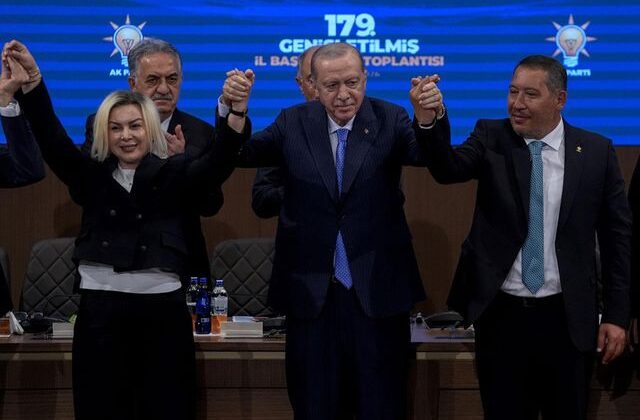 Afyonkarahisar’da Burcu Köksal ile birlikte 8 belediye meclis üyesi daha AK Parti’ye geçti