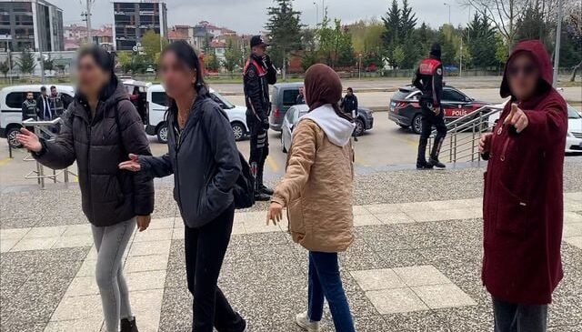 Oğulları iki gence kurşun yağdırdı, aileleri basın mensuplarına çıkıştı: Daha 18 yaşında, çekmeyin