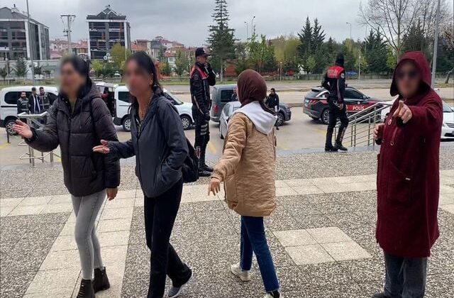 Oğulları iki gence kurşun yağdırdı, aileleri basın mensuplarına çıkıştı: Daha 18 yaşında, çekmeyin