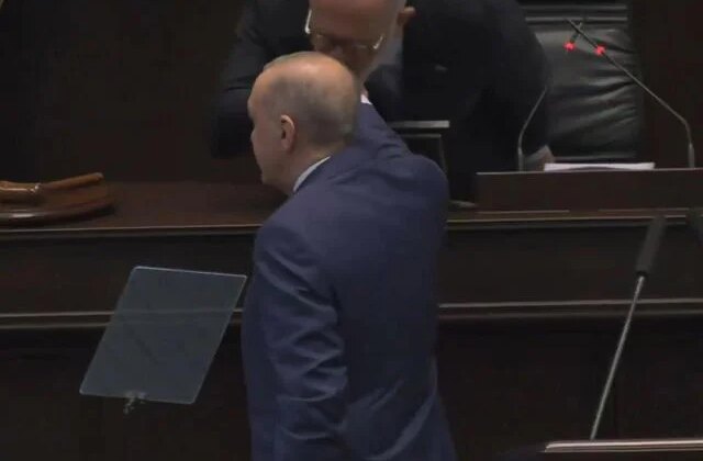 AK Parti grubuna damga vuran an: Cumhurbaşkanı Erdoğan fark edip elini çekti