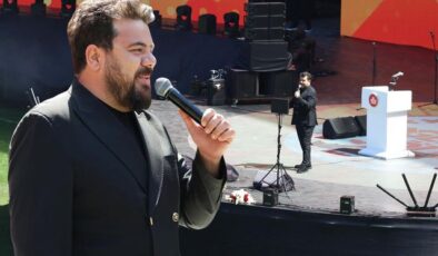 AK Parti’nin sahnesine çıkan Eser Yenenler’e her kesimden tepki var