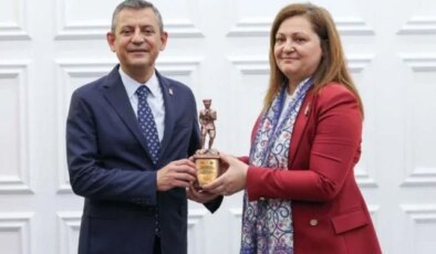 AK Parti’ye geçen Burcu Köksal’dan CHP lideri Özgür Özel’e: Gecenin saat kaçında ne yazacağı belli olmuyordu