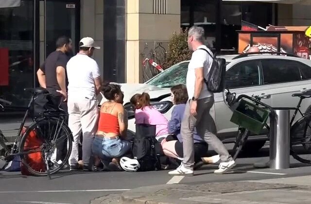 Almanya’nın Leipzig kentinde bir araç yayaların arasına daldı: 2 ölü, 8 yaralı
