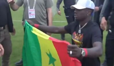 Amedspor’un yıldızının açtığı bayrağı gören polis hemen müdahale etti