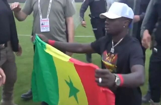 Amedspor’un yıldızının açtığı bayrağı gören polis hemen müdahale etti