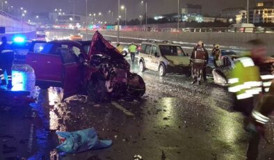 Ankara’da 4 aracın karıştığı zincirleme kazada 8 kişi yaralandı