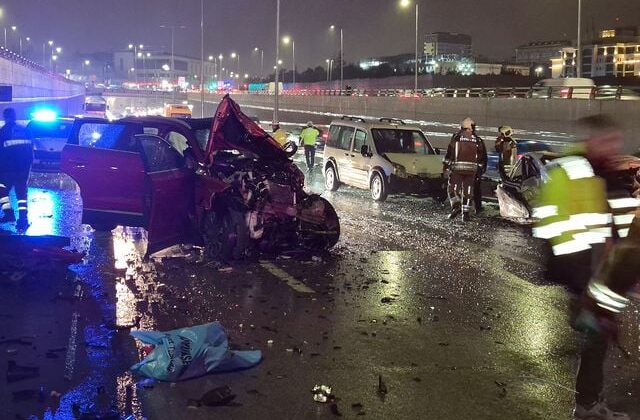 Ankara’da 4 aracın karıştığı zincirleme kazada 8 kişi yaralandı