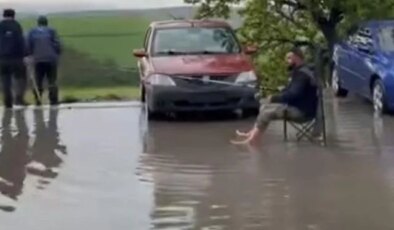 Göle dönen yolda olta ile balık tutmaya çalıştı