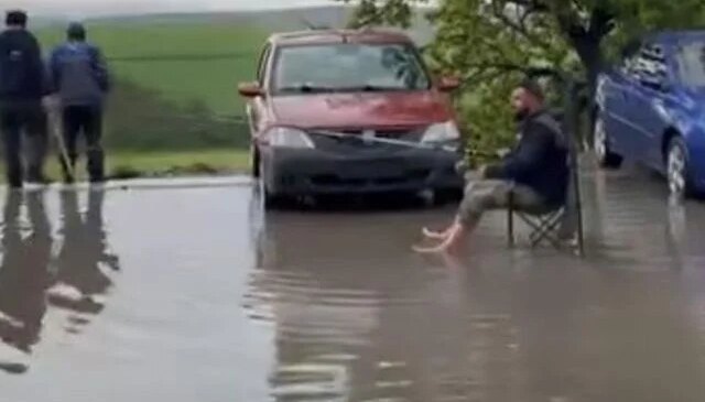 Göle dönen yolda olta ile balık tutmaya çalıştı