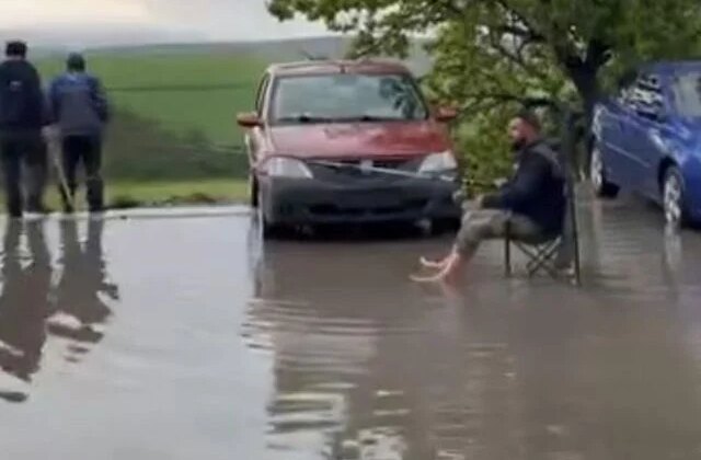 Göle dönen yolda olta ile balık tutmaya çalıştı