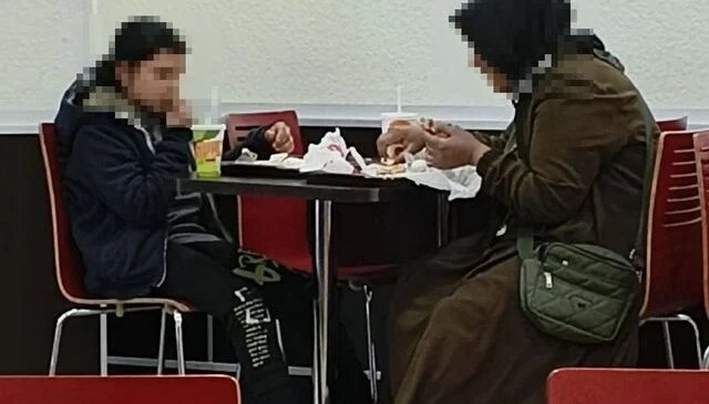 Anne ve kızına ayrımcılık yapan hamburgerciye çifte şok