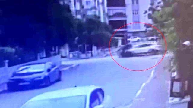 Antalya’da 2 polis memurunun yaralandığı kaza anı kameraya yansıdı