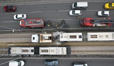 Avcılar’da metrobüsün motoru alev aldı, yolcular tahliye edildi