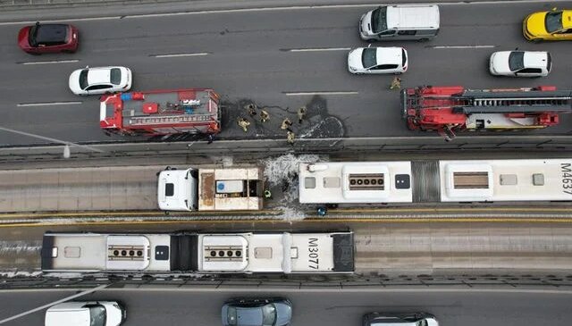 Avcılar’da metrobüsün motoru alev aldı, yolcular tahliye edildi