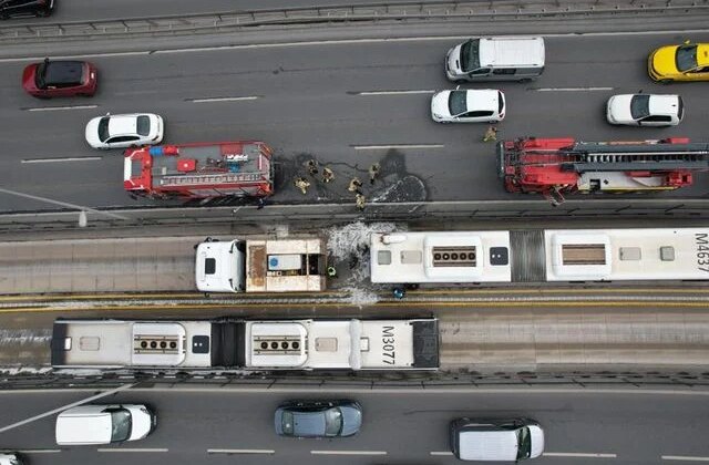 Avcılar’da metrobüsün motoru alev aldı, yolcular tahliye edildi