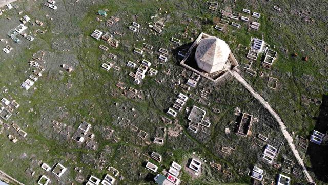Bayburt’ta Hacı Kutlu Bey’in türbesinin bulunduğu mezarlıkta tarihi taşlar kayıp