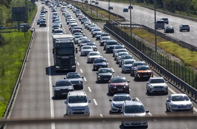 Tatilciler dönüşe geçti, 4 ilde trafik durdu