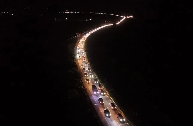 Kemikli rampalarında bayram dönüşü yoğunluğu gece de sürdü