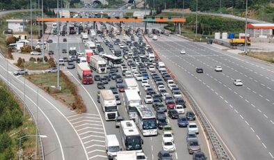 Tatilcilerin bayram çilesi erken başladı: İstanbul-İzmir otobanında kilometrelerce kuyruk oluştu