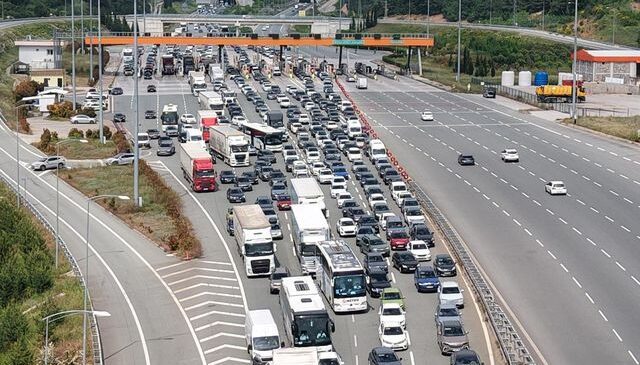 Tatilcilerin bayram çilesi erken başladı: İstanbul-İzmir otobanında kilometrelerce kuyruk oluştu