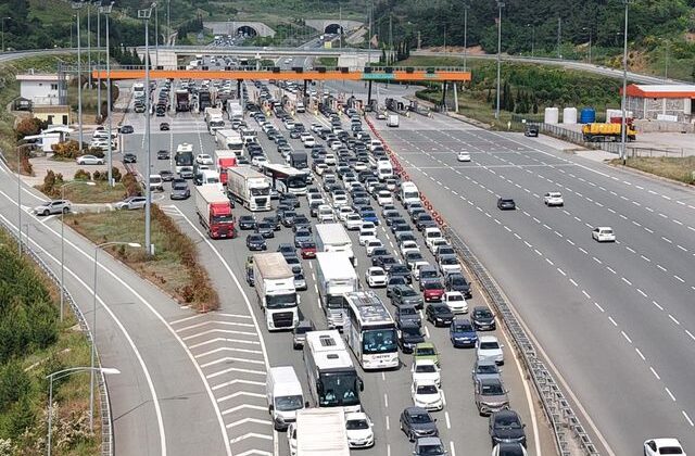 Tatilcilerin bayram çilesi erken başladı: İstanbul-İzmir otobanında kilometrelerce kuyruk oluştu