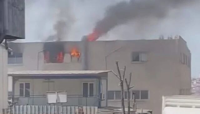 Bayrampaşa’da 3 katlı iş yerinin en üst katında yangın çıktı