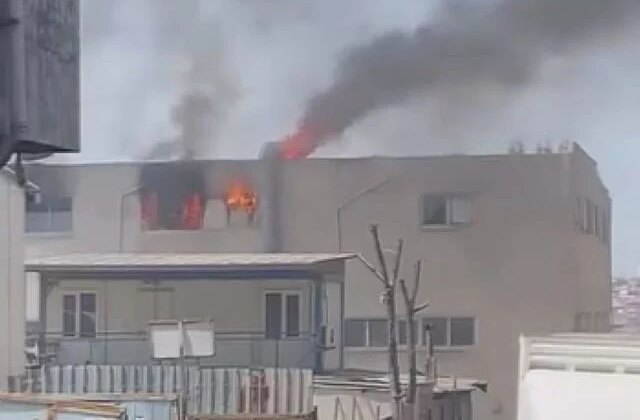 Bayrampaşa’da 3 katlı iş yerinin en üst katında yangın çıktı